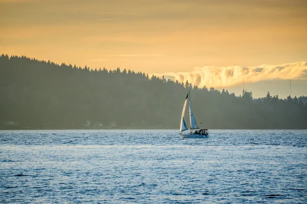 Veleiro Move Através Puget Sound Com Colinas Distância — Fotografia de Stock