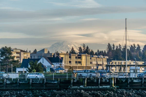 Veduta Degli Edifici Des Moines Washington Con Mount Rainier Alle — Foto Stock