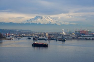 Tacoma bağlantı noktası ile Mount Rainier yukarıdaki görünümü.