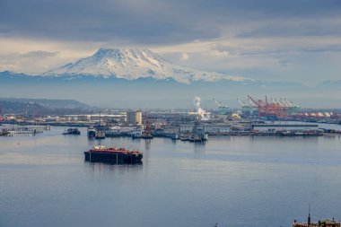 Tacoma bağlantı noktası ile Mount Rainier yukarıdaki görünümü.