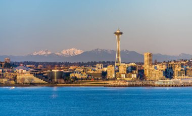 Seattle manzarası ile dağların arkasında bir görünüm.