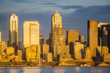 Batan güneşin yansıyan Seattle manzarası içinde gökdelenler.