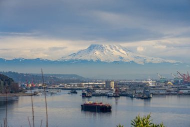 Tacoma bağlantı noktası ve Mount Rainier bir görünüm.