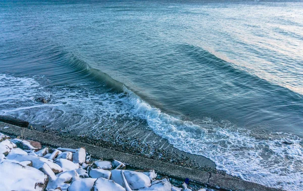 海浪滚到华盛顿西西雅图的岸边 雪覆盖着岩石 — 图库照片