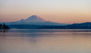 Mount Rainier görünümünü gün batımında. Fotoğraf çekmeden Seward Park Seattle, Washington.