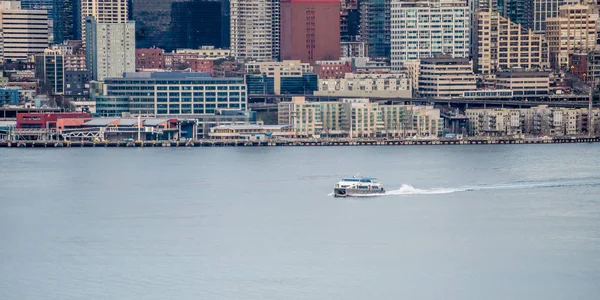 Una Barca Attraversa Elliott Bay Fronte Allo Skyline Seattle — Foto Stock