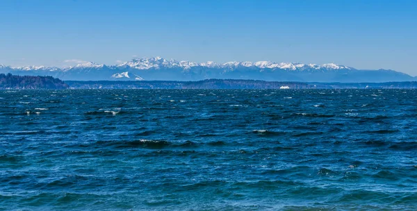 Mar ventoso e montanhas 2 — Fotografia de Stock