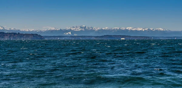 Mar ventoso y montañas 6 — Foto de Stock