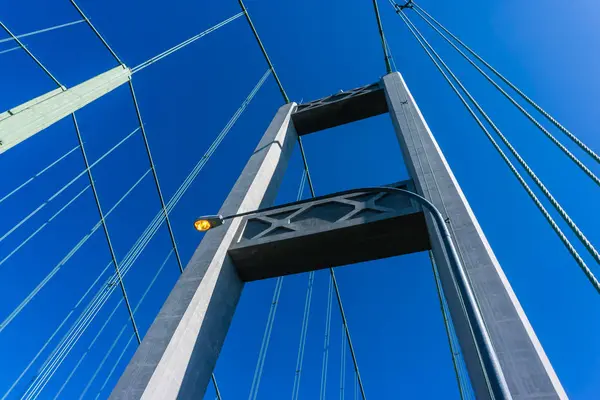 Узкий мост — стоковое фото