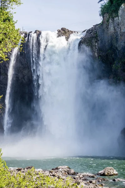 9以下からの滝 — ストック写真