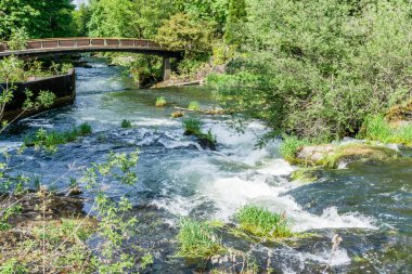 Nehir Ve Yürüyüş Köprüsü 3