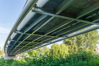 Yürüyen Köprünün Altında