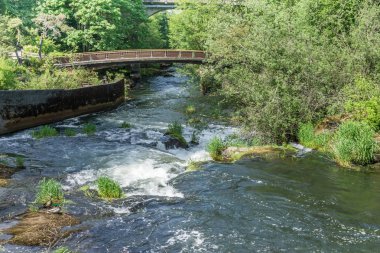 Nehir ve Yürüyüş Köprüsü