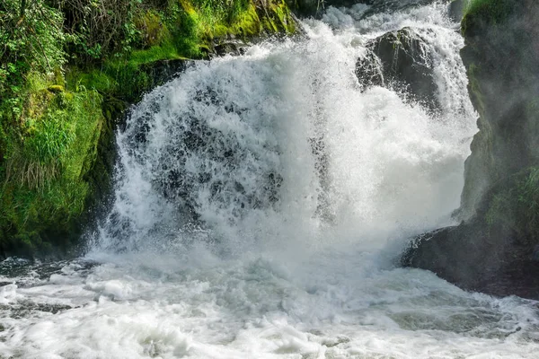 Потужні опуклі водоспад 4 — стокове фото