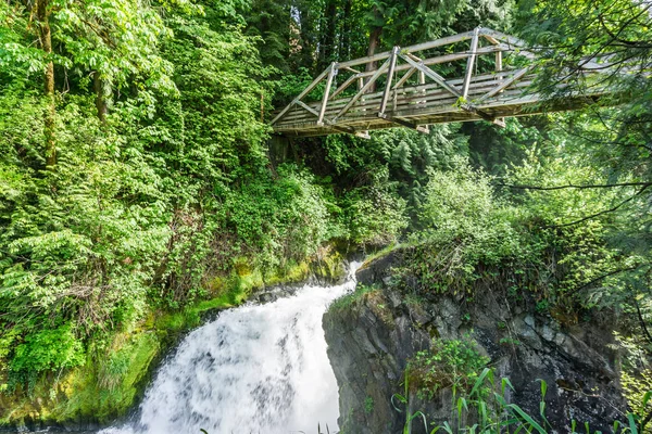 Poderosa cachoeira Bulging e ponte 3 — Fotografia de Stock