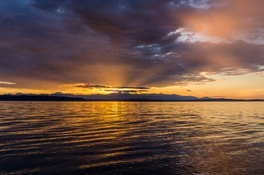 Gün batımı ve kara bulutlar