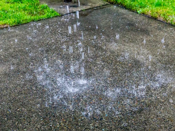 Spruzzare acqua piovana — Foto Stock