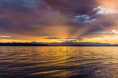 Günbatımı ve koyu bulutlar 4