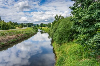 Pürüzsüz Nehir Ve Bulutlar