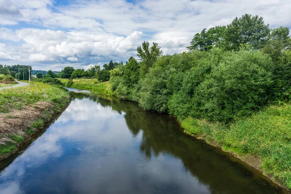 Glatter Fluss und Wolken 4 — Stockfoto