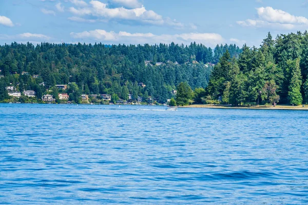 Casas y lago — Foto de Stock