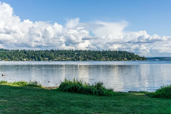 Mercer Island och moln 8 — Stockfoto