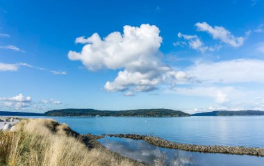 Suyun Üzerindeki Bulutlar ve Evler 5