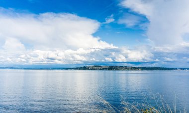Suyun Üzerindeki Bulutlar ve Evler 4