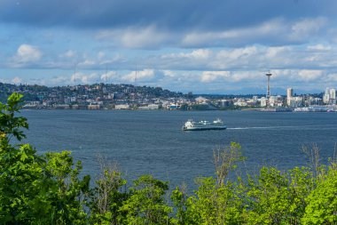 Bir feribot manzarası ve Seattle silueti..