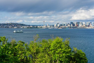 Bir feribot manzarası ve Seattle silueti..