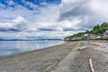 Bulutlar Alki Sahili üzerinde uçuyor Batı Seattle, Washington 'da.