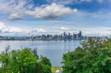 Kabarık bulutlar Seattle, Washington üzerinde süzülüyor.