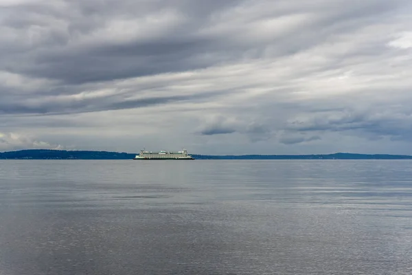 Prom Przepływa Przez Puget Sound Pod Szarym Niebem — Zdjęcie stockowe