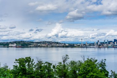 Kabarık bulutlar Seattle, Washington üzerinde süzülüyor.
