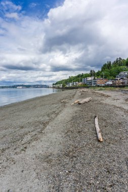 Bulutlar Alki Sahili üzerinde uçuyor Batı Seattle, Washington 'da.