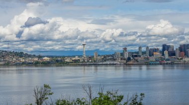 Kabarık bulutlar Seattle, Washington üzerinde süzülüyor.