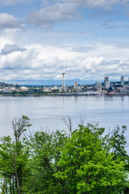 Kabarık bulutlar Seattle, Washington üzerinde süzülüyor.