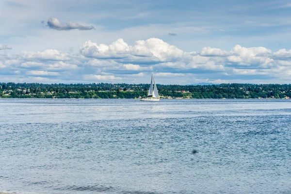 Żaglówka Puget Sound Chmurami Nad Nami — Zdjęcie stockowe