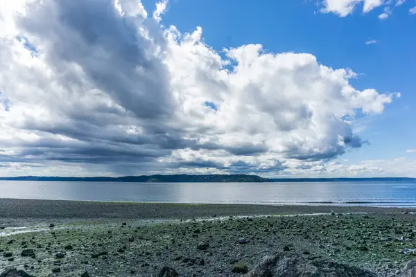 Billowing Moln Hänger Över Havet Washington State — Stockfoto