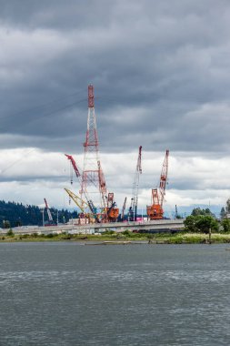 Washington 'daki Tacoma Limanı' nda bir köprü ve vinç..
