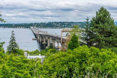 Seattle, Washington 'da eyaletler arası 90 köprü.