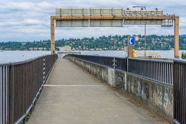 I-90 yolu Seattle, Washington 'da eyaletler arası 90 köprüden geçiyor..