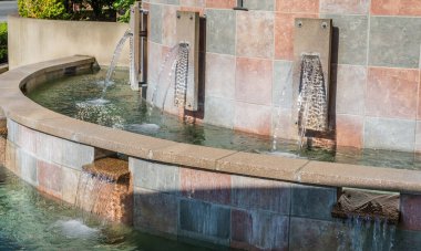 Batı Seattle, Washington 'daki bu çeşmeden su akıyor..