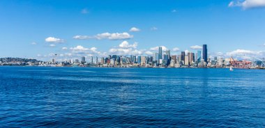 Pasifik 'in kuzeybatısındaki Seattle siluetinin manzarası..