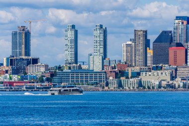 Seattle, Washington 'da ufuk çizgisinde bir su taksisi geziniyor..