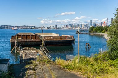 Bir mavna manzarası ve Seattle silueti.