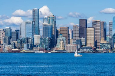 Seattle rıhtım manzarası ve bir yelkenli..