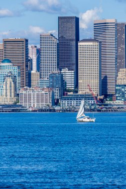 Seattle rıhtım manzarası ve bir yelkenli..
