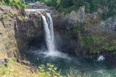 Washington 'daki Snoqualmie Falls' da çağlayan su manzarası.
