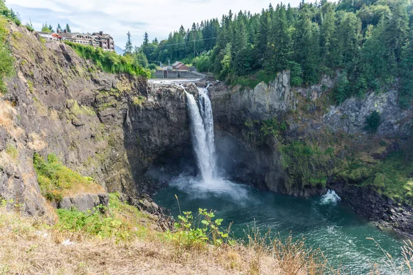Washington 'daki Snoqualmie Falls' da çağlayan su manzarası.